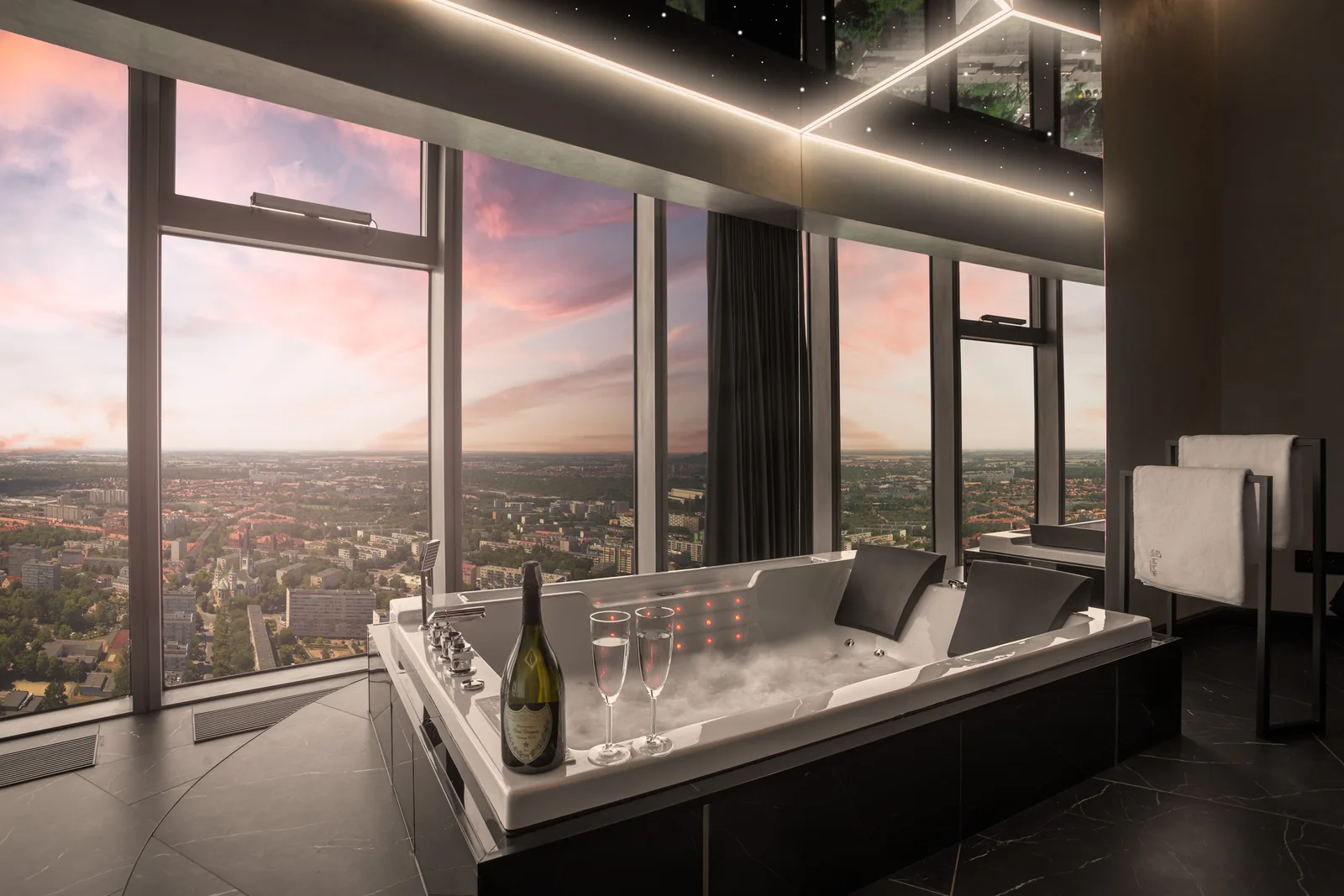 Jacuzzi przy oknie w apartamencie Deluxe