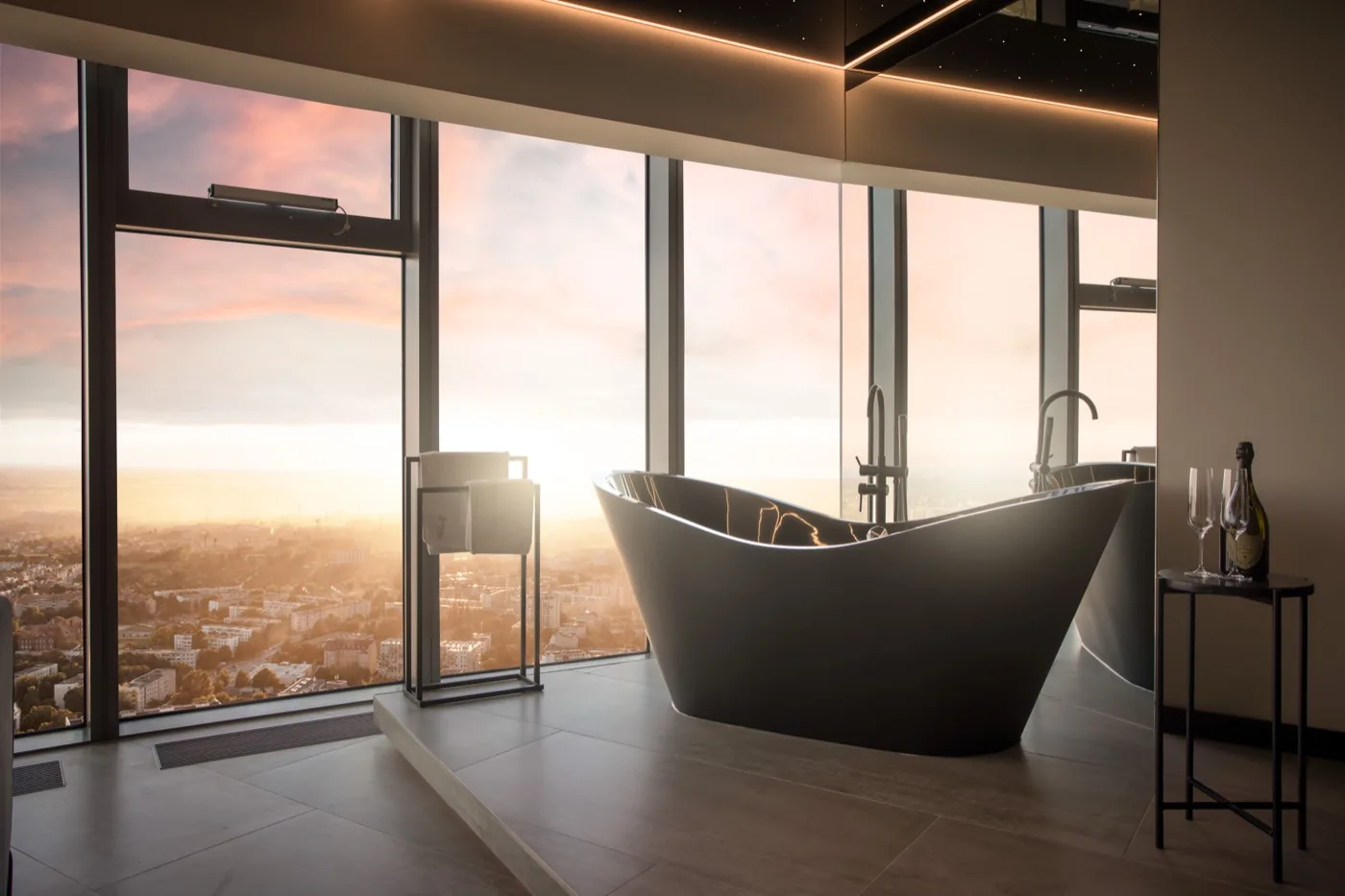 Wanna wolnostojąca przy panoramicznym oknie