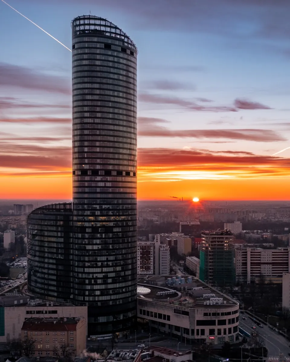 Sky Tower o zachodzie słońca na tle panoramy Wrocławia