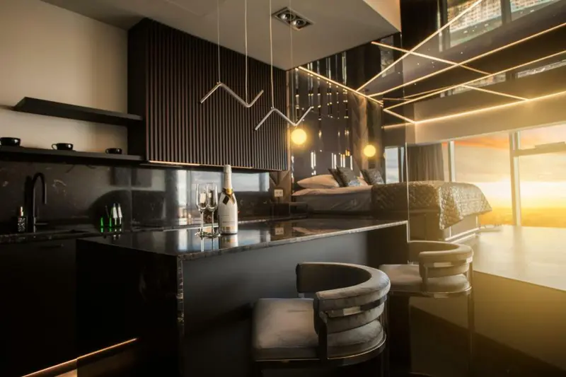 Apartament typu Deluxe z jacuzzi i widokiem na Rynek, Sky Tower Wrocław