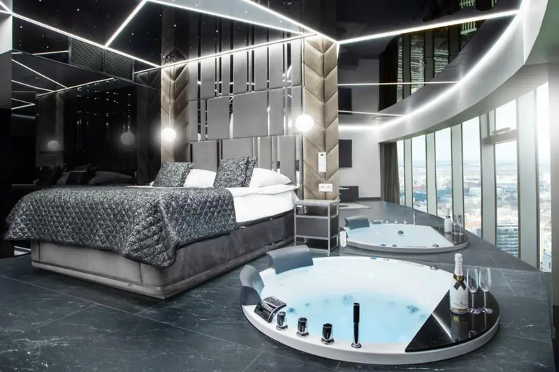 Apartament typu Deluxe z jacuzzi i widokiem na Rynek, Sky Tower Wrocław