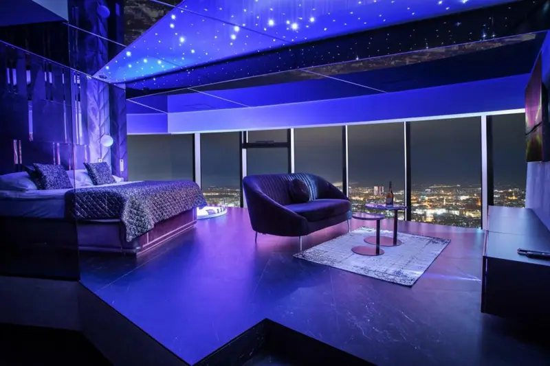 Apartament typu Deluxe z jacuzzi i widokiem na Rynek, Sky Tower Wrocław