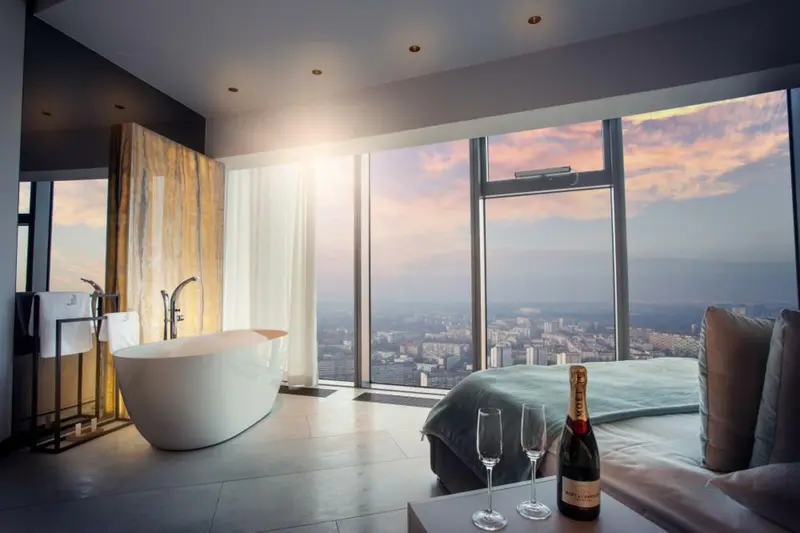 Apartament typu Deluxe z wanną przy oknie, Sky Tower Wrocław