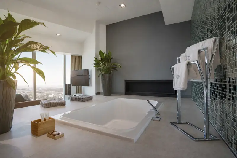 Apartament typu Executive Suite z wanną w pokoju, Sky Tower Wrocław
