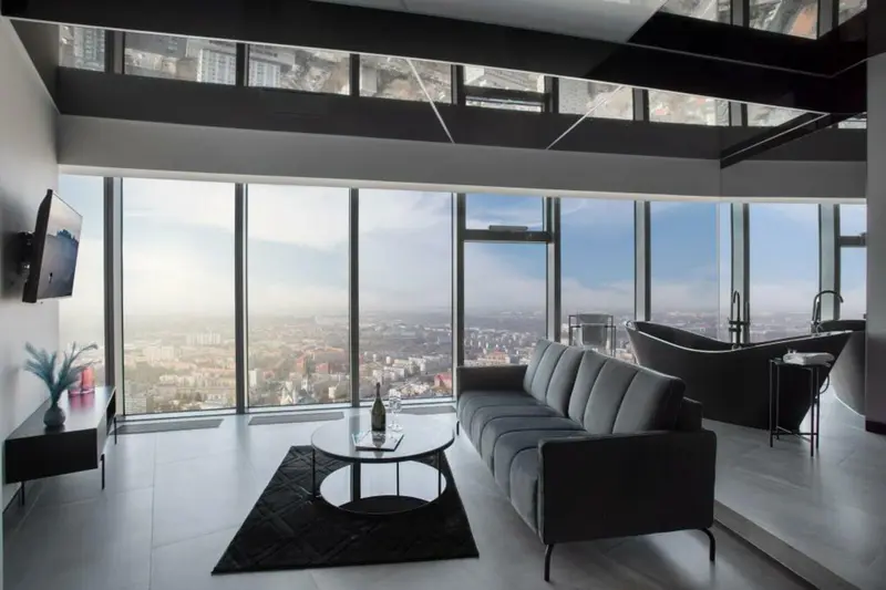 Apartament typu Executive Suite z wanną wolnostojącą, Sky Tower Wrocław