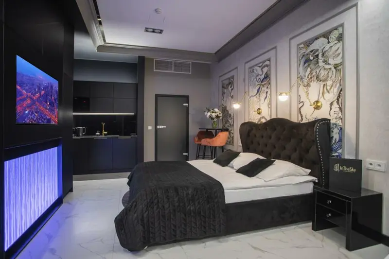 Pokój dwuosobowy typu Deluxe z wanną przy oknie, Sky Tower Wrocław