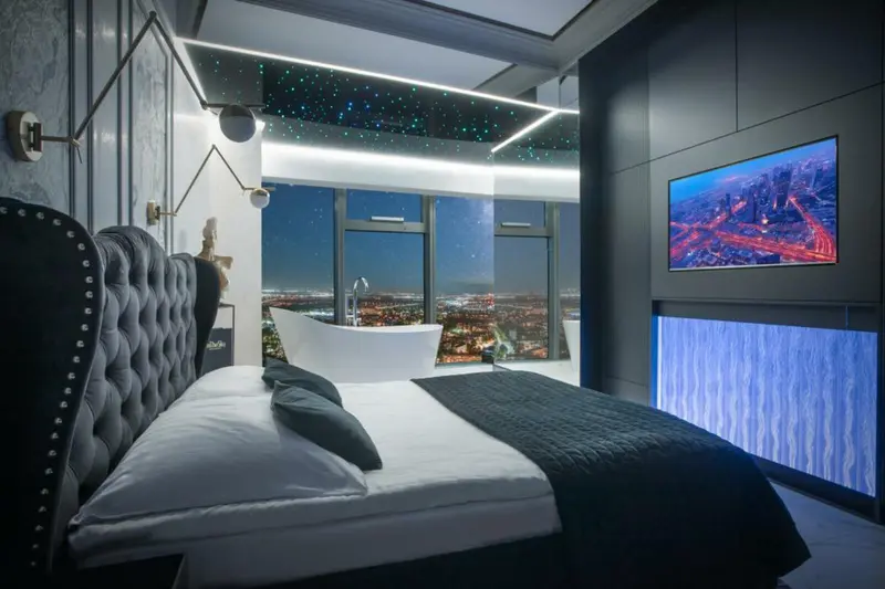 Pokój dwuosobowy typu Deluxe z wanną przy oknie, Sky Tower Wrocław
