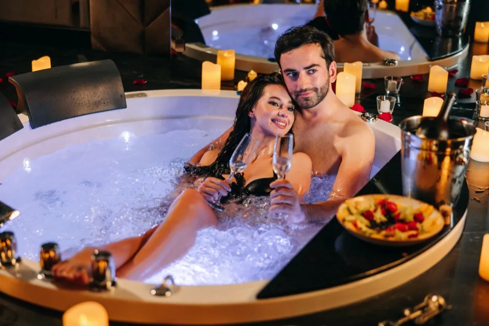 Para pozująca w jacuzzi - sesja zdjęciowa