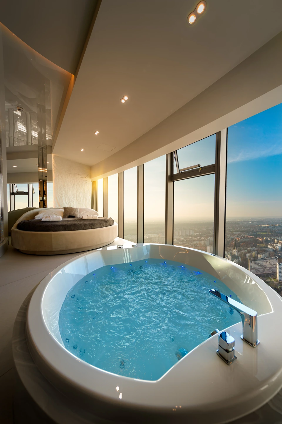 Jacuzzi przy panoramicznym oknie z widokiem na Wrocław