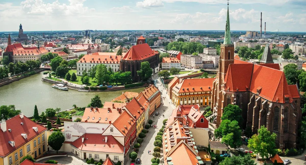 Ostrów Tumski i zieleń nad Odrą we Wrocławiu z lotu ptaka