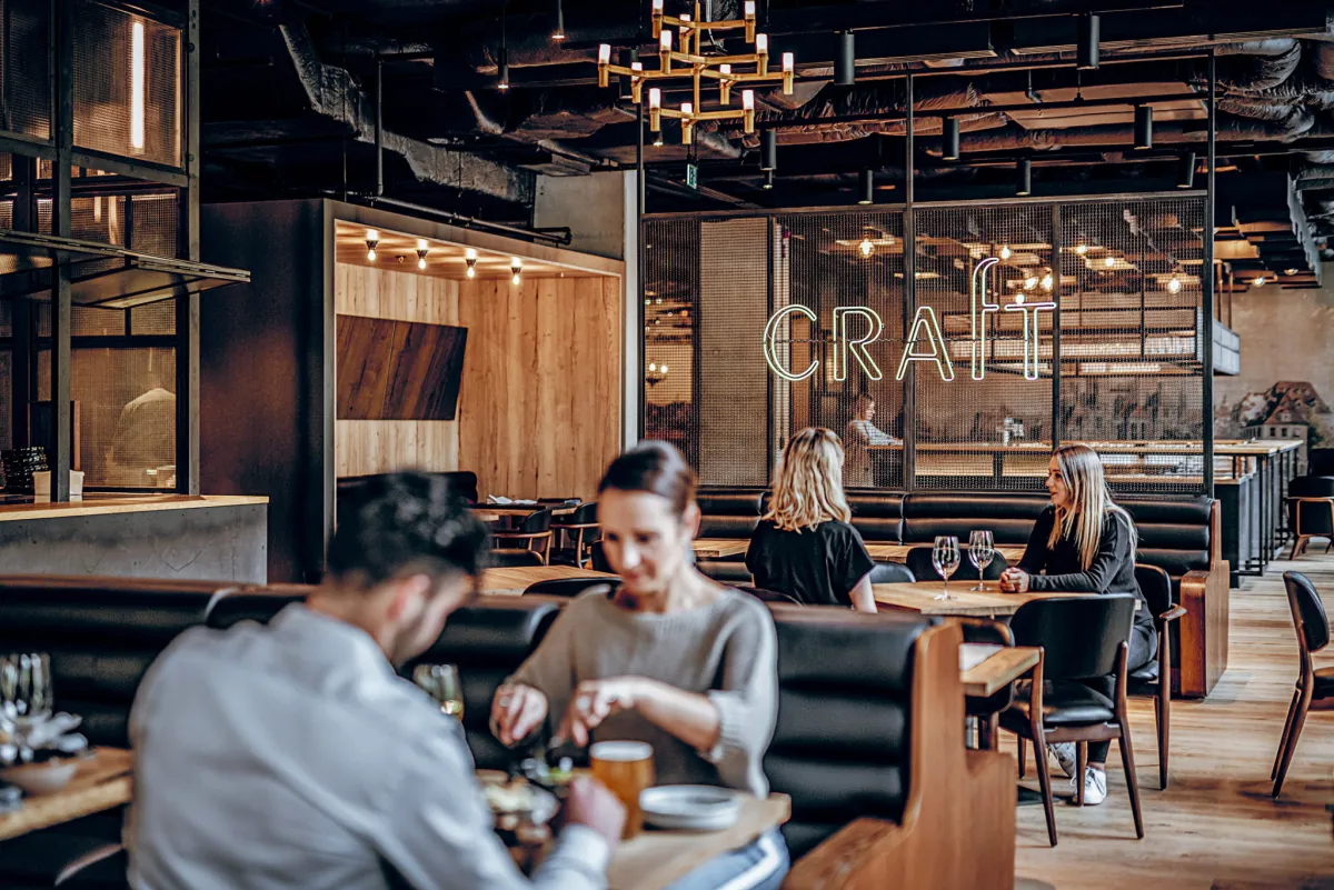 Wnętrze restauracji we Wrocławiu, goście przy barze