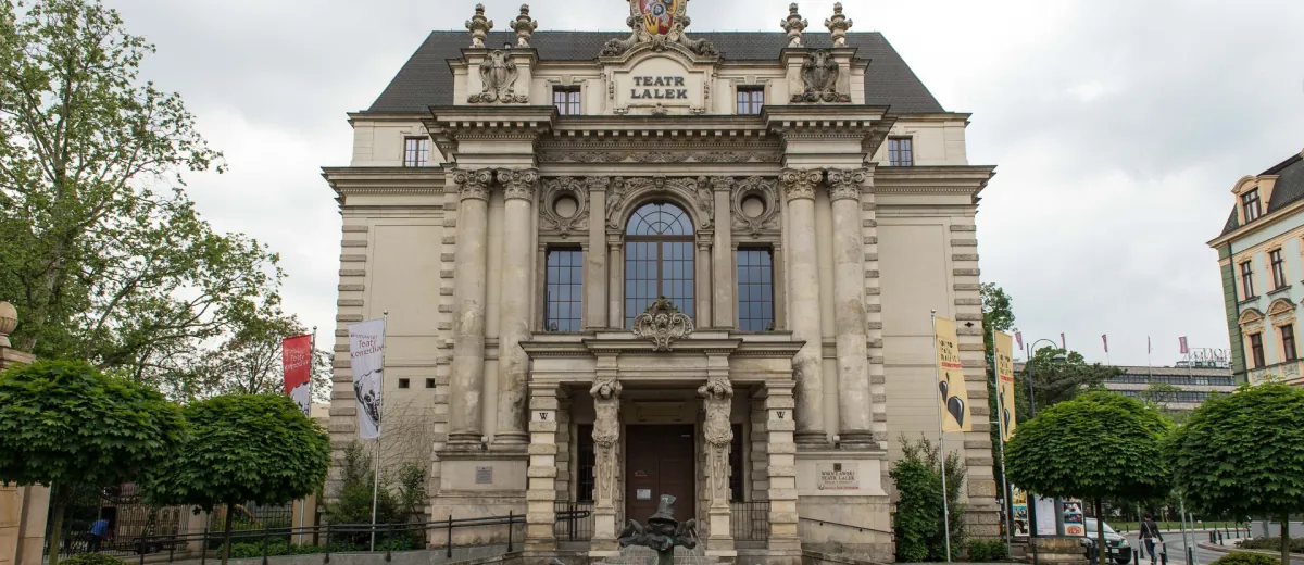 Zabytkowa fasada Teatru Lalek we Wrocławiu