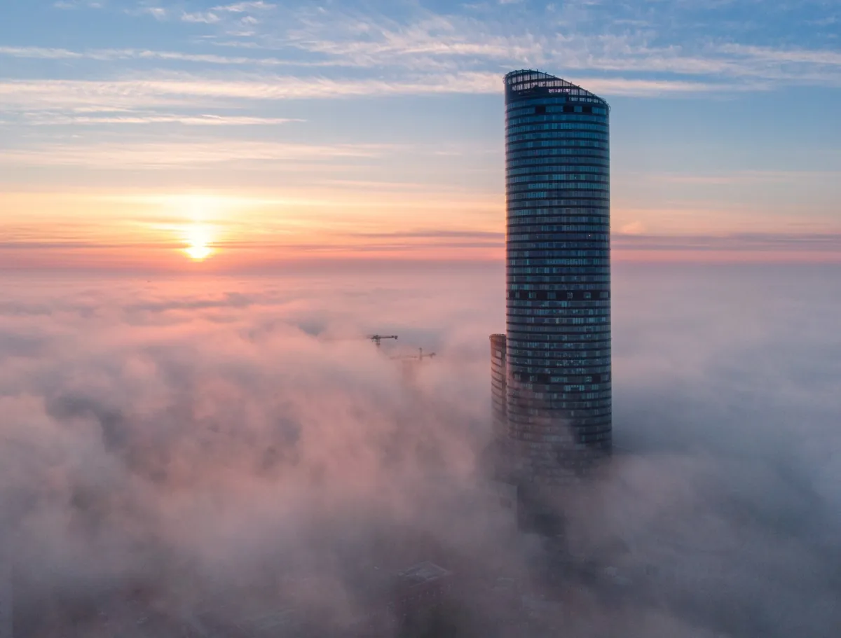 Sky Tower we Wrocławiu wystający ponad warstwę chmur