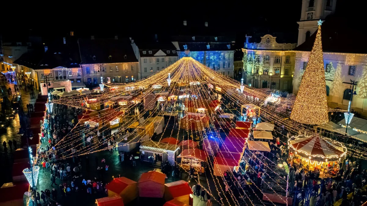 Rozświetlone stragany jarmarku bożonarodzeniowego widziane z góry