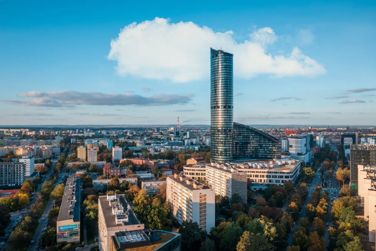 Sky Tower i panorama Wrocławia z lotu ptaka w ciągu dnia