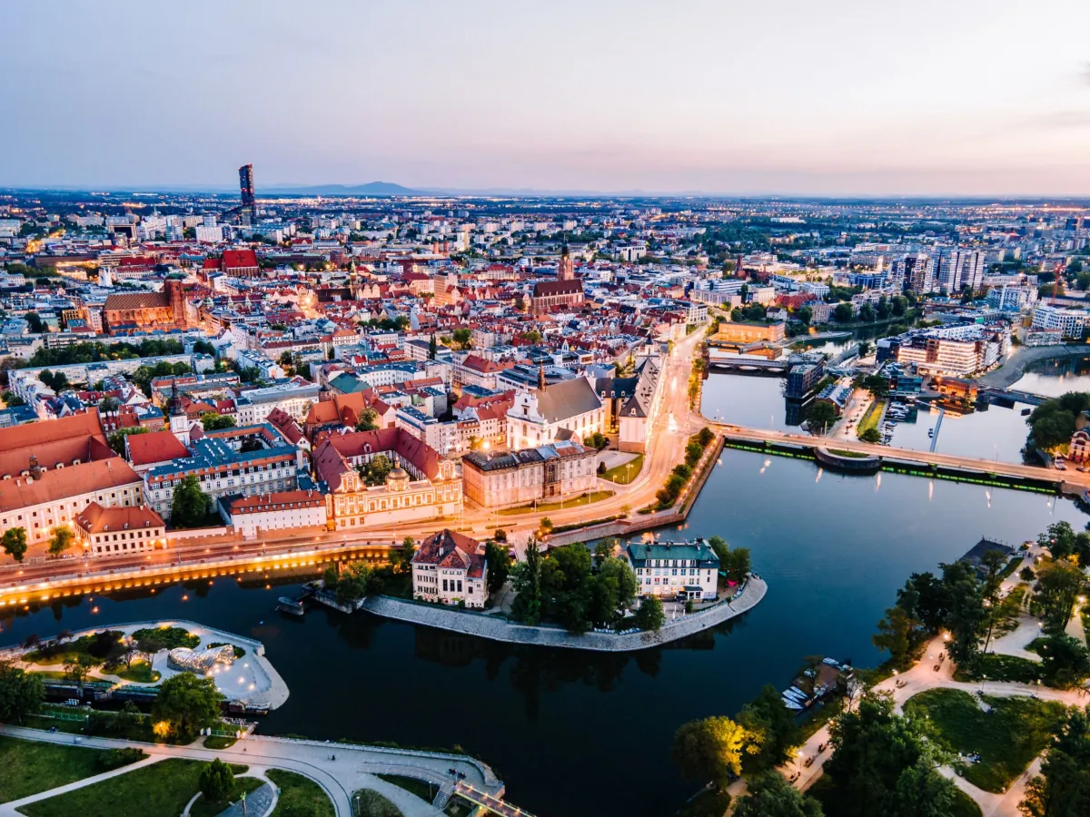 Panorama Wrocławia z Odrą i mostami widziana z lotu ptaka