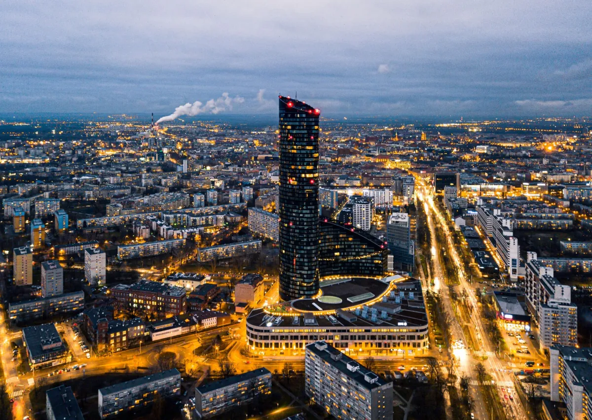 W chmurach nad miastem: Sky Tower – nie tylko wieżowiec, ale wyjątkowe miejsce na nocleg!