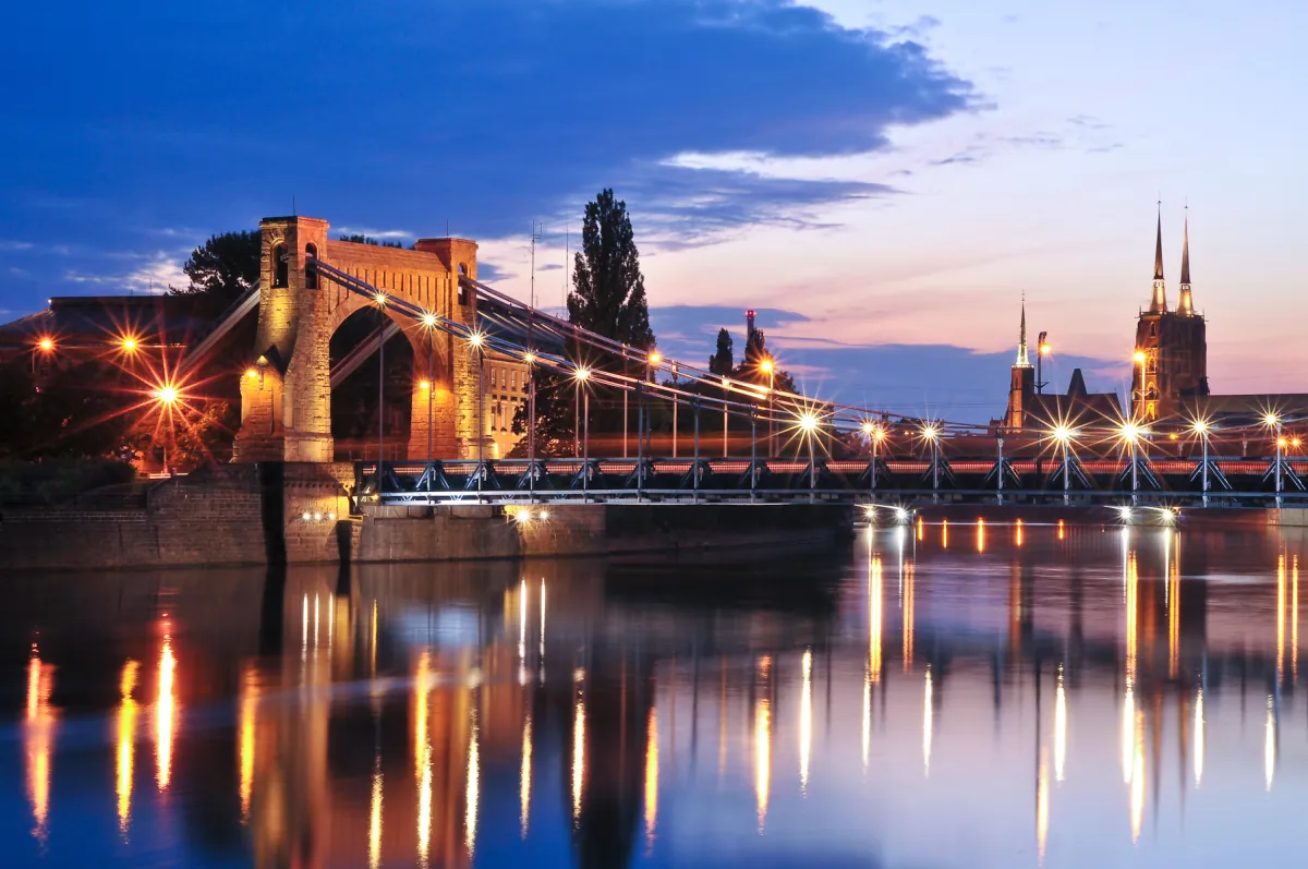 Most Grunwaldzki we Wrocławiu późnym wieczorem, oświetlone przęsła nad Odrą