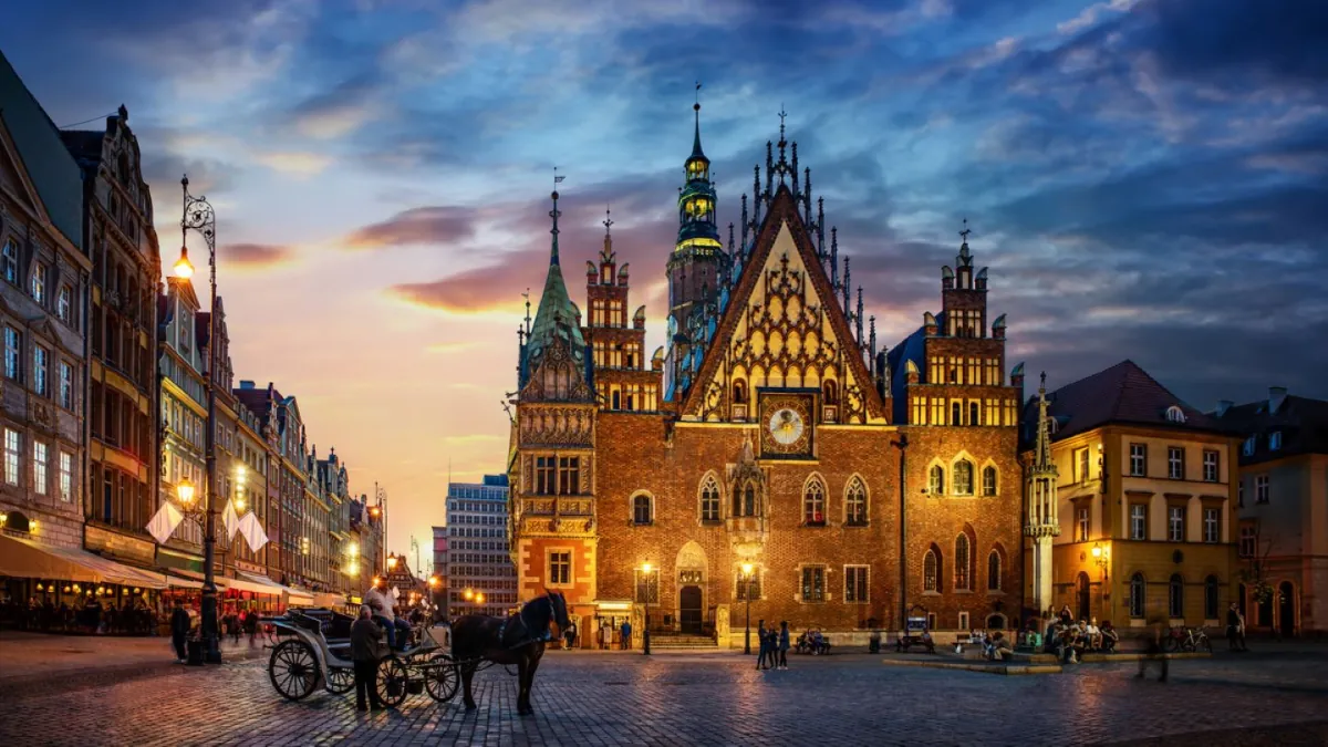 Rynek i ratusz we Wrocławiu o zmierzchu