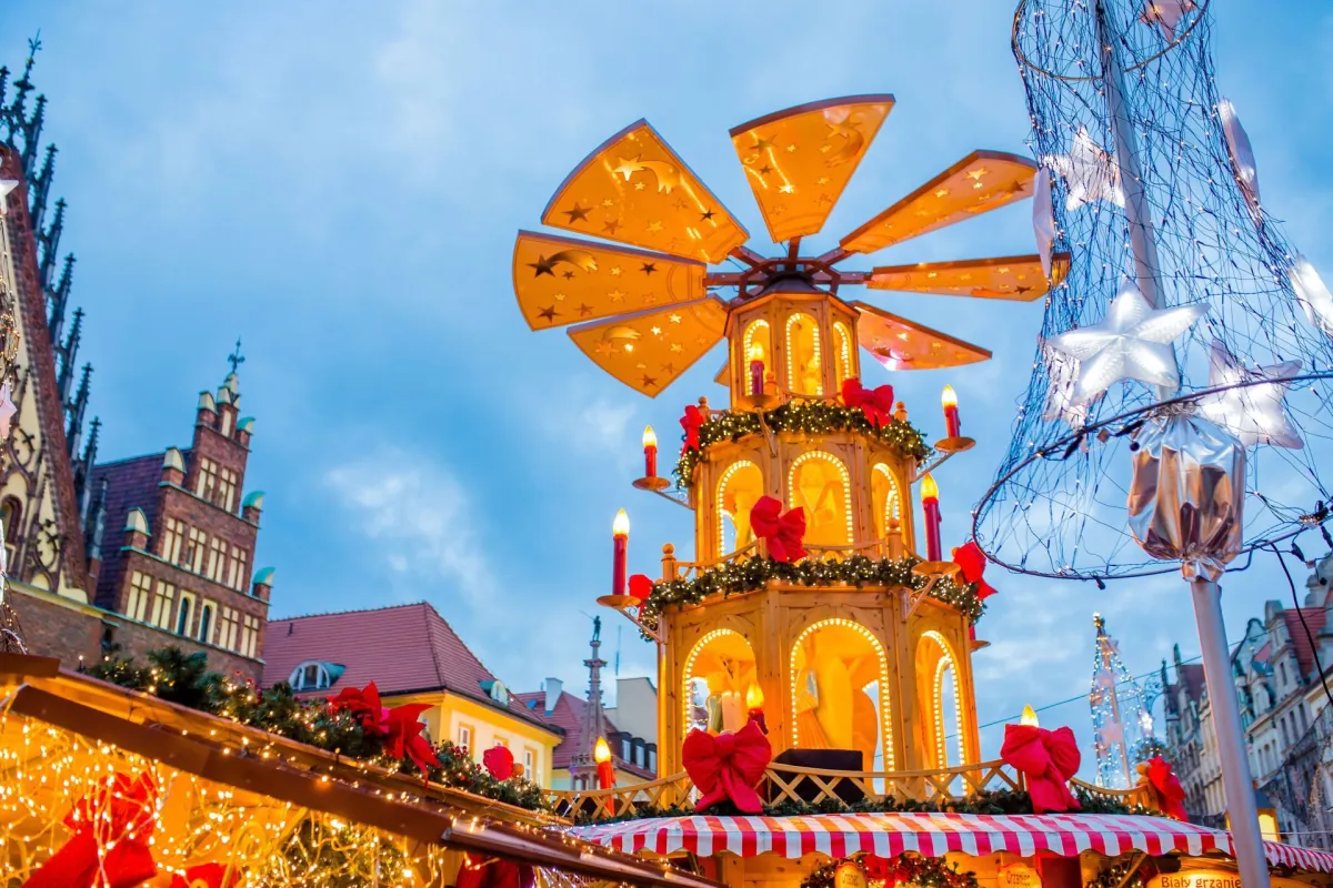 Świąteczna karuzela i stragany na jarmarku we Wrocławiu