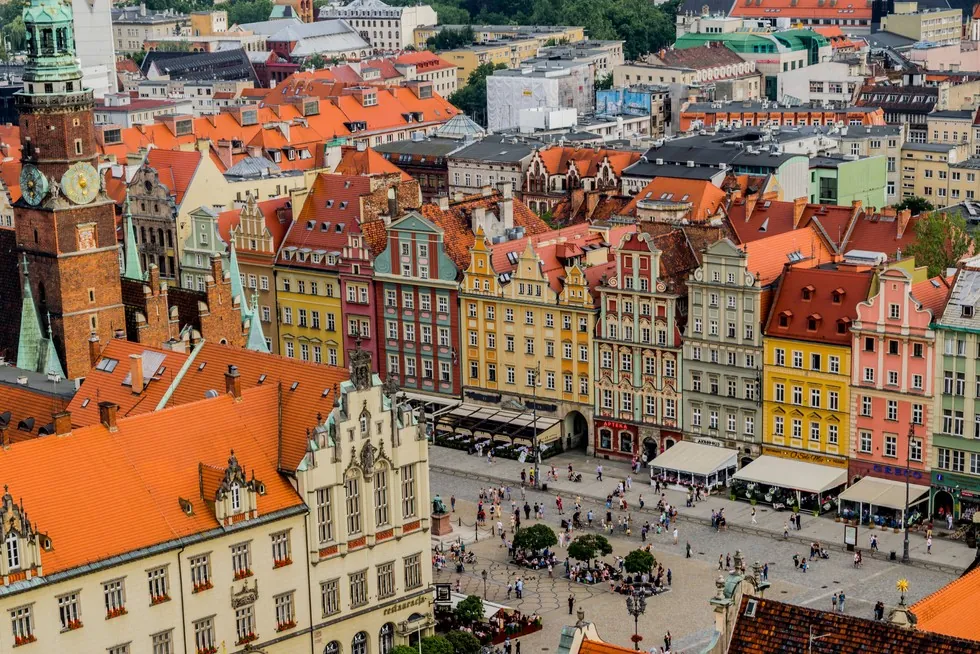 Rynek we Wrocławiu z lotu ptaka, dachy kamienic i ratusz