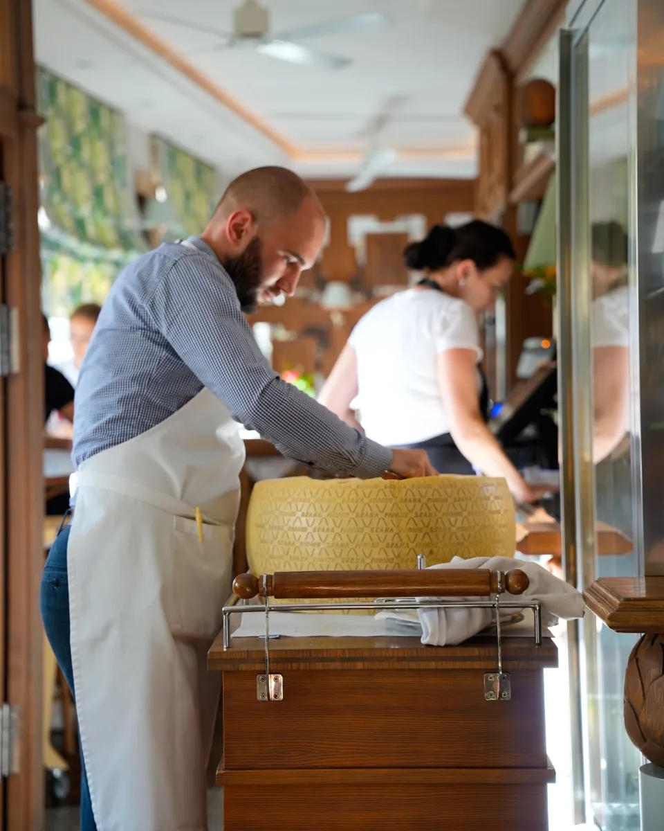 Przygotowywanie potraw w otwartej kuchni restauracji