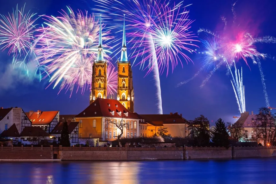 Fajerwerki nad kościołem we Wrocławiu w noc sylwestrową