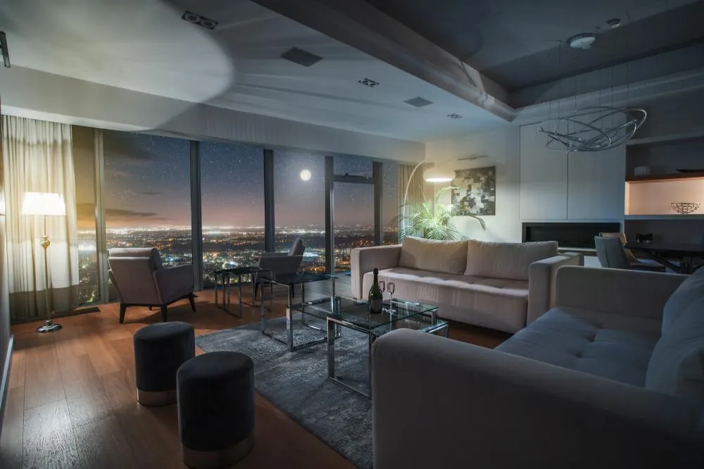 Salon apartamentu In The Sky z panoramą Wrocławia za panoramicznym oknem