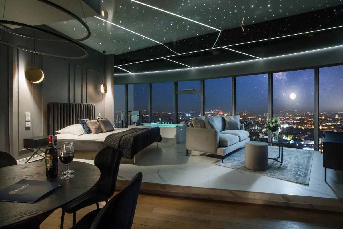 Salon apartamentu In The Sky z jacuzzi przy panoramicznym oknie