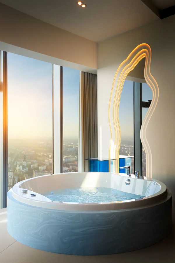 Okrągłe jacuzzi przy oknie o wschodzie słońca